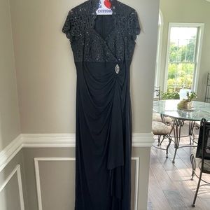 Smokey gray David’s bridal dress size 14! Perfect for mother of the bride.